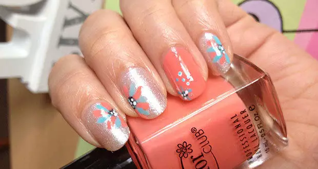 floral nailart, floral sparkly nails