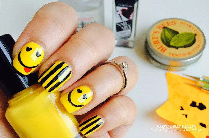 Smiley nail art tutorial