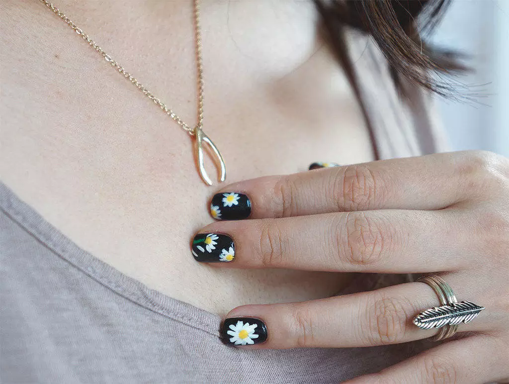 Daisy Nail Art - Weekend Mani